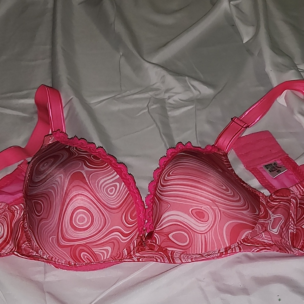 Que Vibrant Pink Patterned Bra
